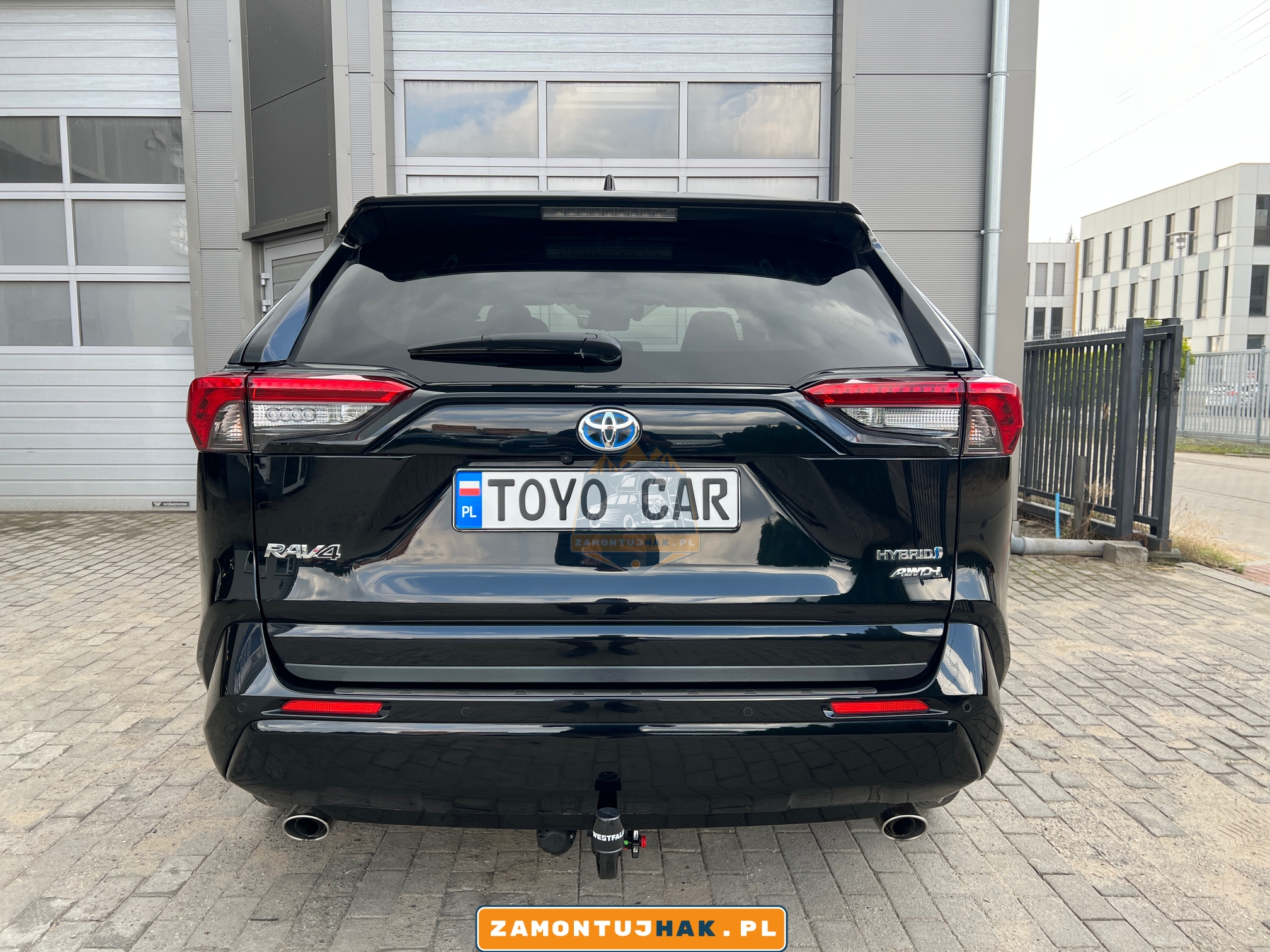 zdjecie obrazujace toyote rav 4 z hakiem holowniczym westfalia a40v